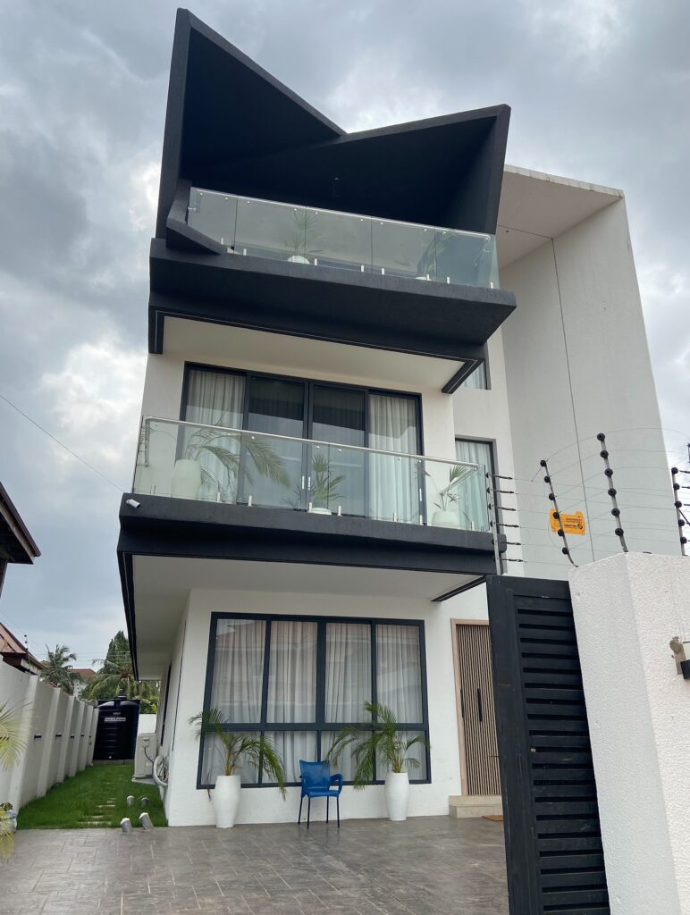 4-bedroom house with pool in Adjiringanor