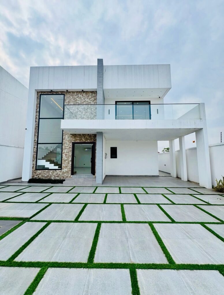 4-Bedroom House with Pool & Family Area in Adjiringanor
