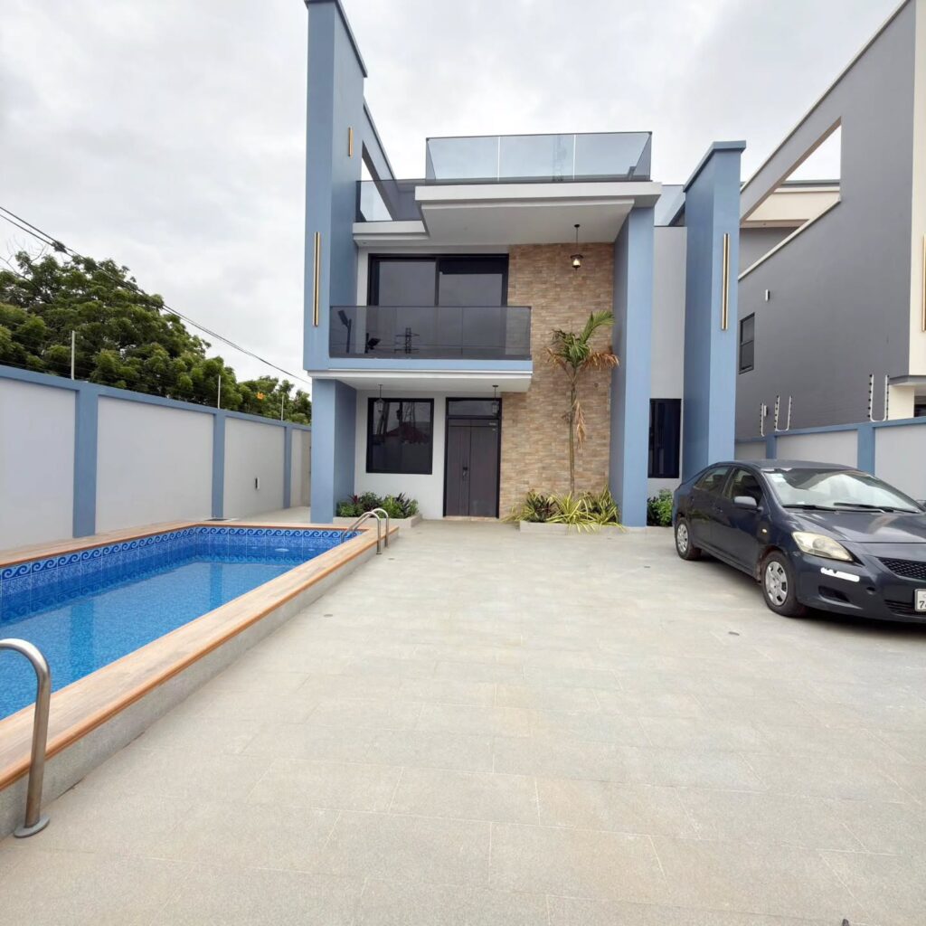 5-Bedroom House with Pool & Rooftop Terrace in Tse Addo