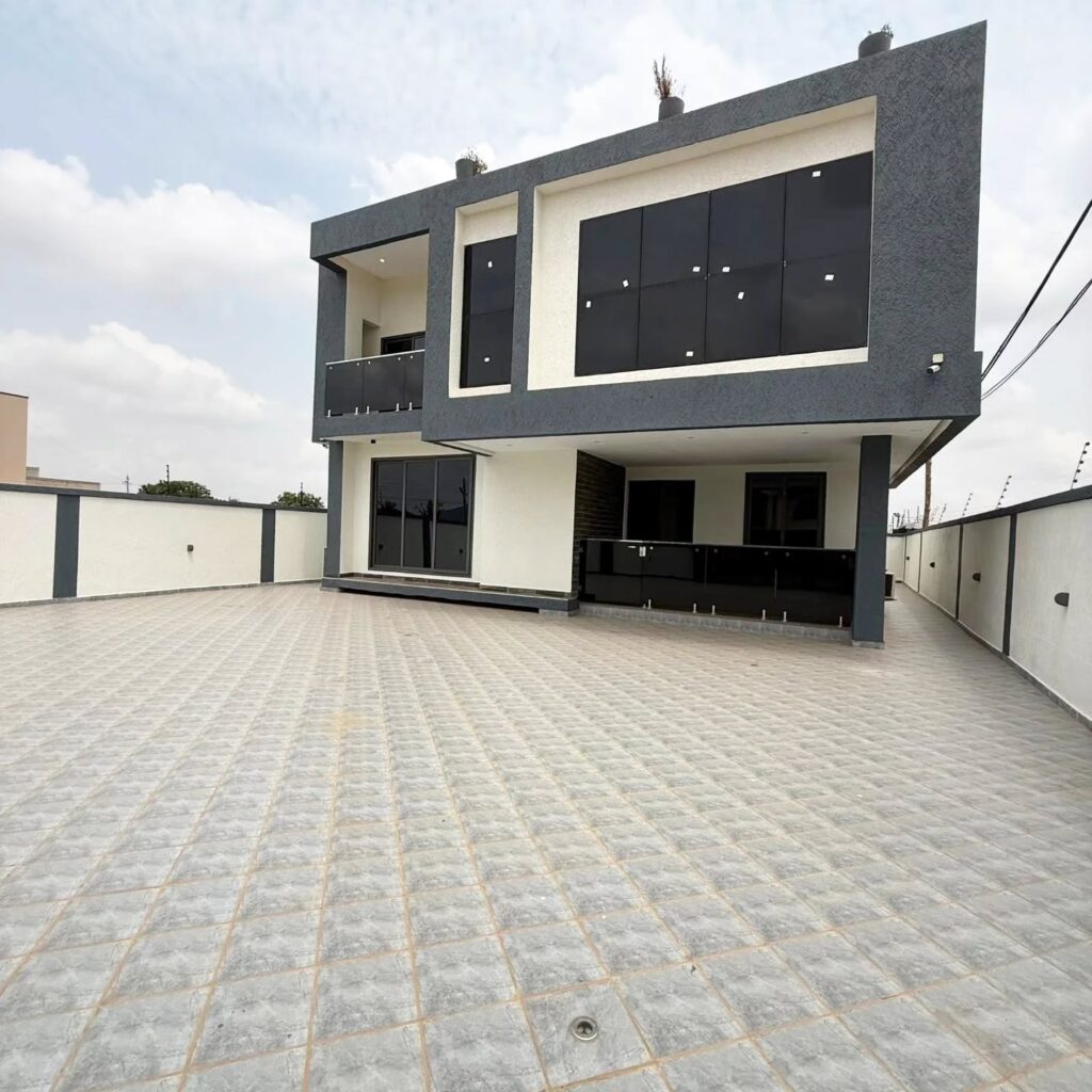 4-Bedroom House in Lakeside Estate