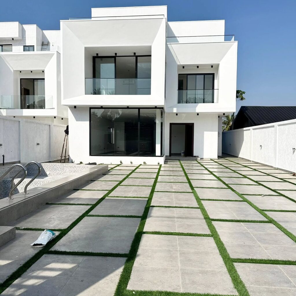 4-bedroom house with pool and rooftop lounge in Ashaley Botwe