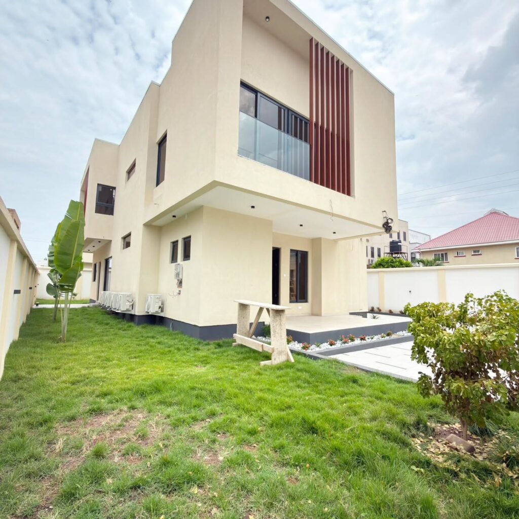 4-bedroom house with greenery in Adjiringanor