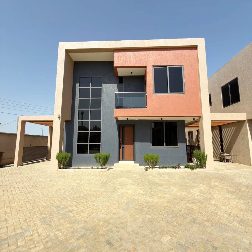 4-bedroom townhouse in Tse Addo