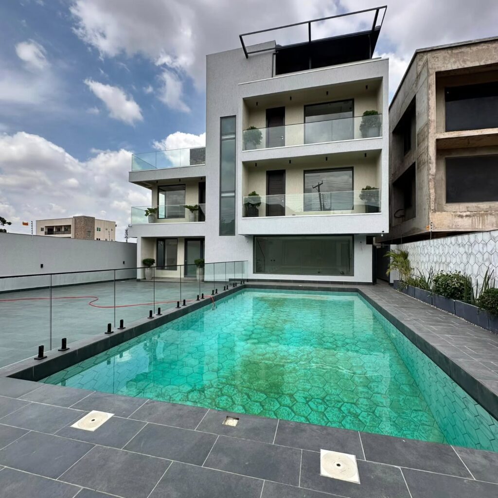 5-bedroom house with pool and rooftop lounge in Adjiringanor