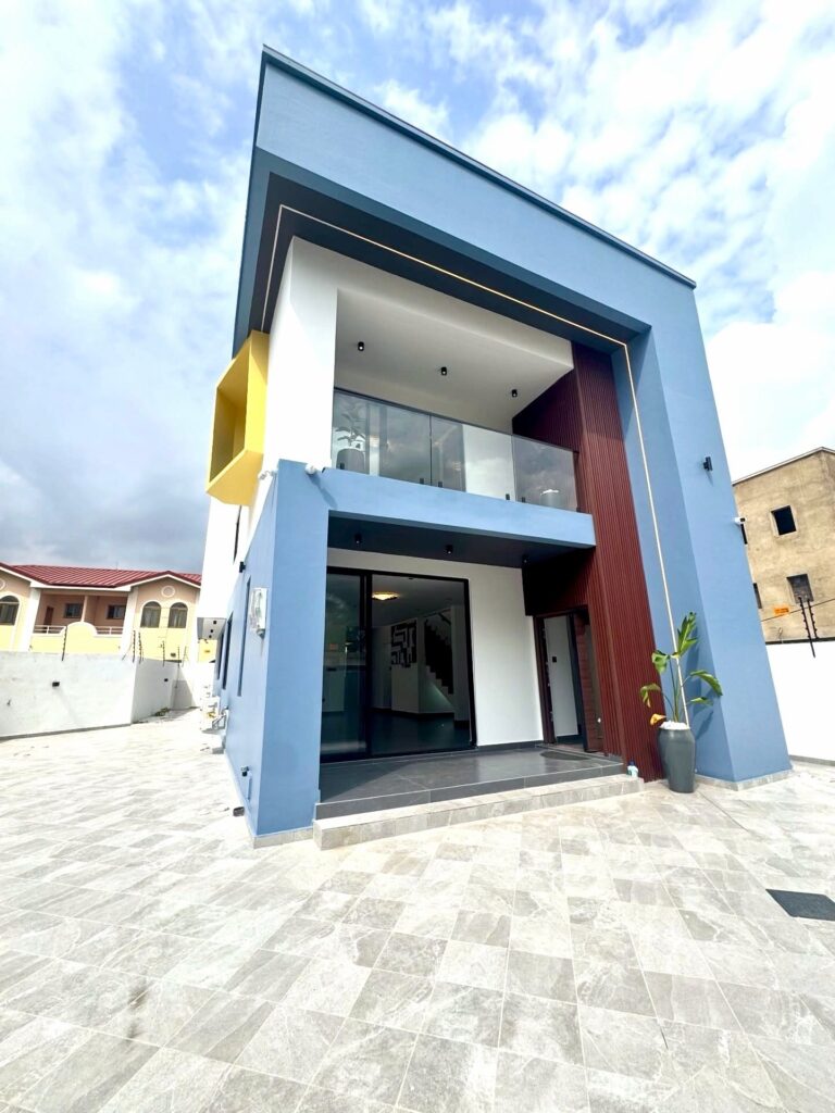 4-bedroom house with pool and gazebo in Oyarifa