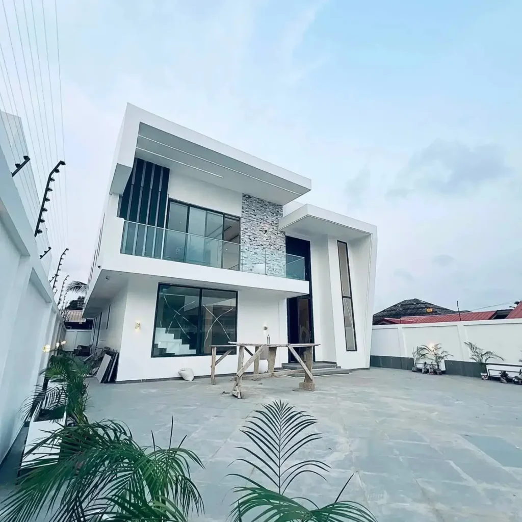 4-bedroom high-ceiling house with pool in Ashaley Botwe