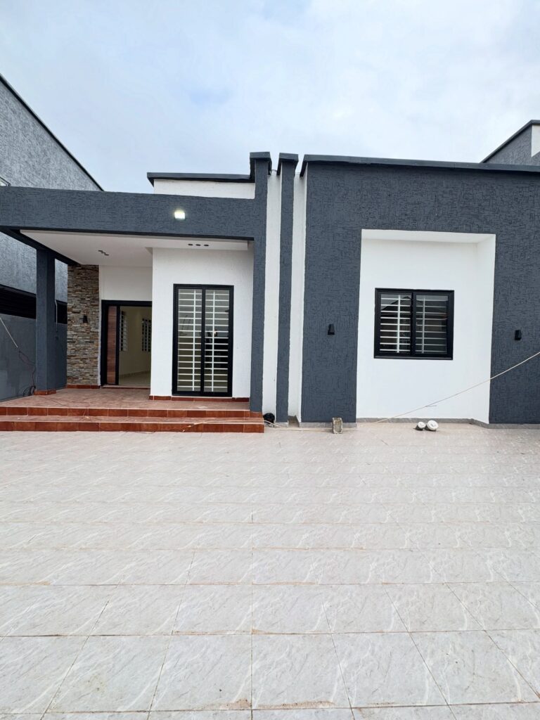 3-bedroom house with boys' quarters in Oyarifa