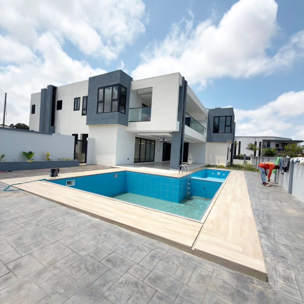4-bedroom house with pool on full plot in Trasacco