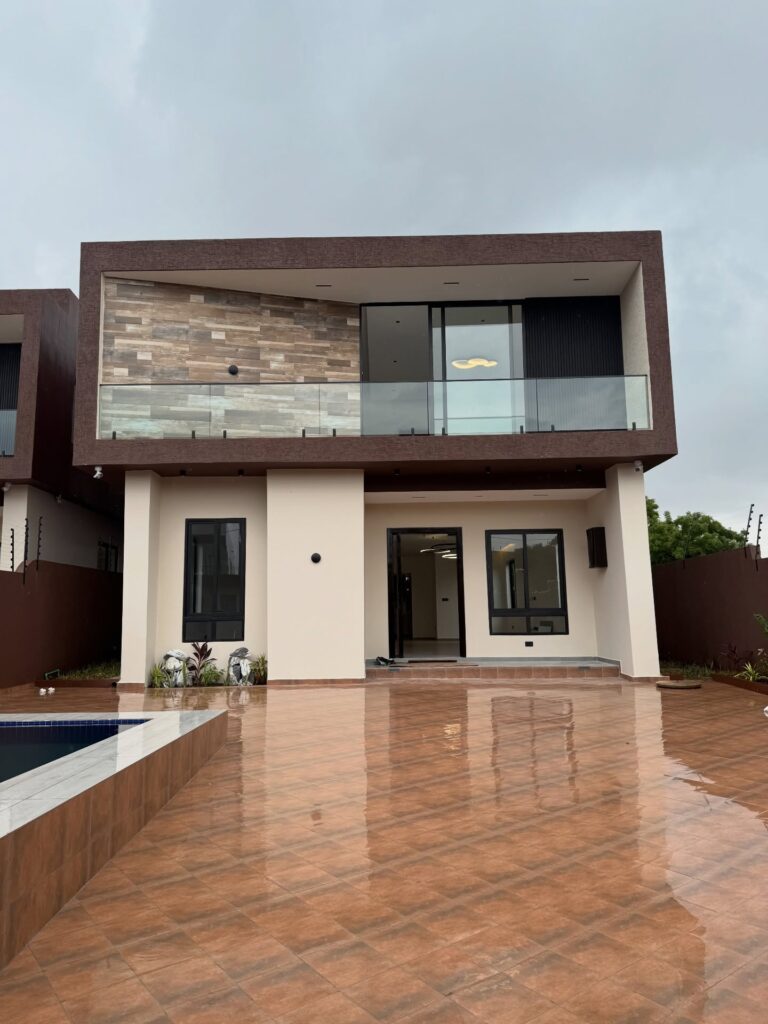 4-bedroom house with pool in Oyarifa
