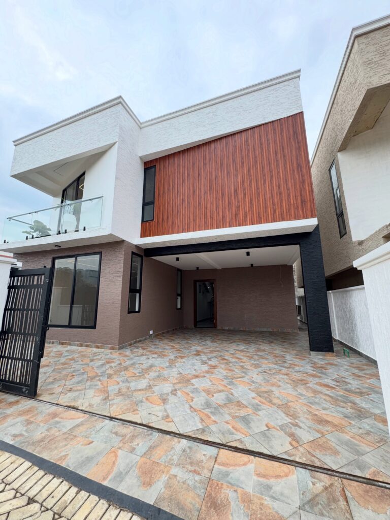 3-bedroom house with boys' quarters in Oyarifa
