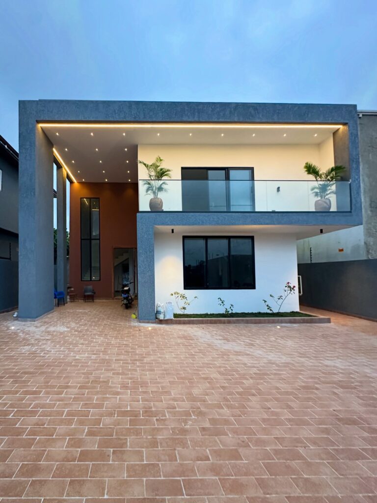4-bedroom house with pool in North Legon